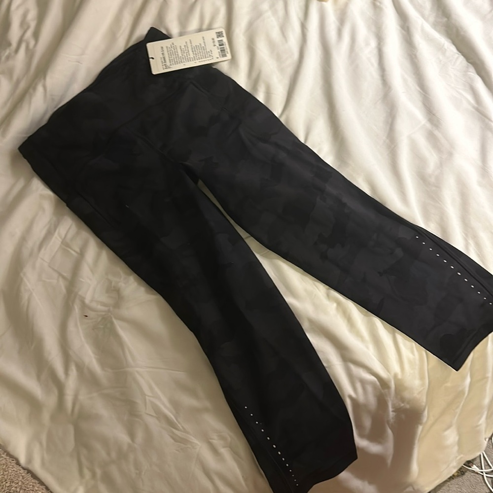 NWT Lululemon size 6 cropped black camo leggings